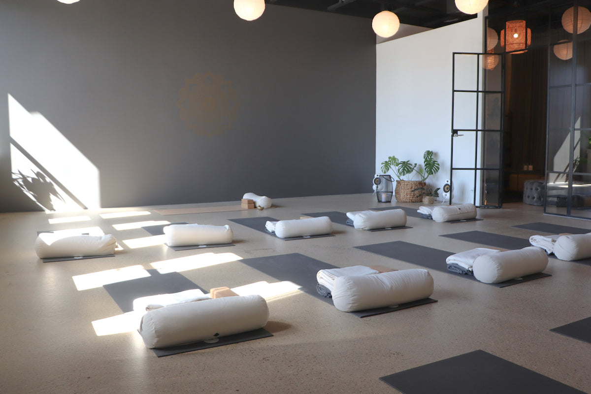 For leje af yogasal og yogastudie i Vejle kontakt Anne Buur Studio. Træn yoga og pilates i smukt yogasal.
