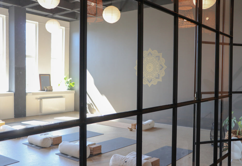 Flot yogasal i Vejle. Træn pilates, yin yoga, mindful yoga, yoga mod stress og hatha i Bredballe, Vejle med Anne Buur Studio i privat yogastudie.
